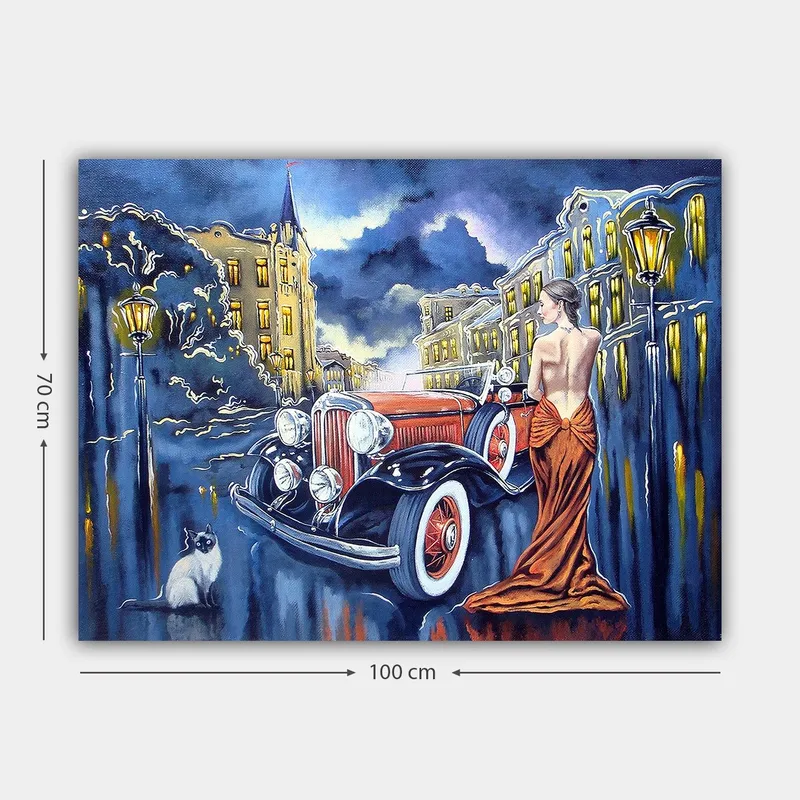 Lærred 70x100 cm - Elegant kvinde i rød kjole står ved en klassisk bil på en gade i skumringen - Rød / Sort / Blå - Boligtilbehør - Billeder & kunst - Billeder på lærred