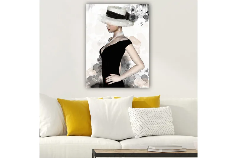 Lærred 70x100 cm - Elegant kvinde i sort kjole med stor hat, der fremhæver hendes stil og skønhed - Sort / Grå / Beige - Boligtilbehør - Billeder & kunst - Billeder på lærred