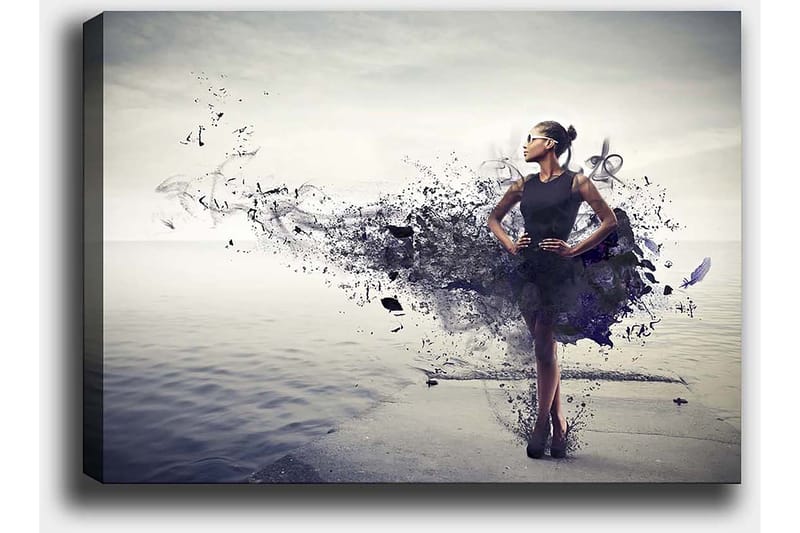 Lærred 70x100 cm - Elegant kvinde i sort kjole stående på en strand med en abstrakt, farverig baggrund - Sort / Lilla / Grå - Boligtilbehør - Billeder & kunst - Billeder på lærred