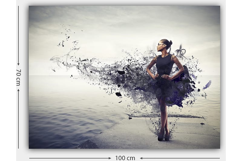 Lærred 70x100 cm - Elegant kvinde i sort kjole stående på en strand med en abstrakt, farverig baggrund - Sort / Lilla / Grå - Boligtilbehør - Billeder & kunst - Billeder på lærred
