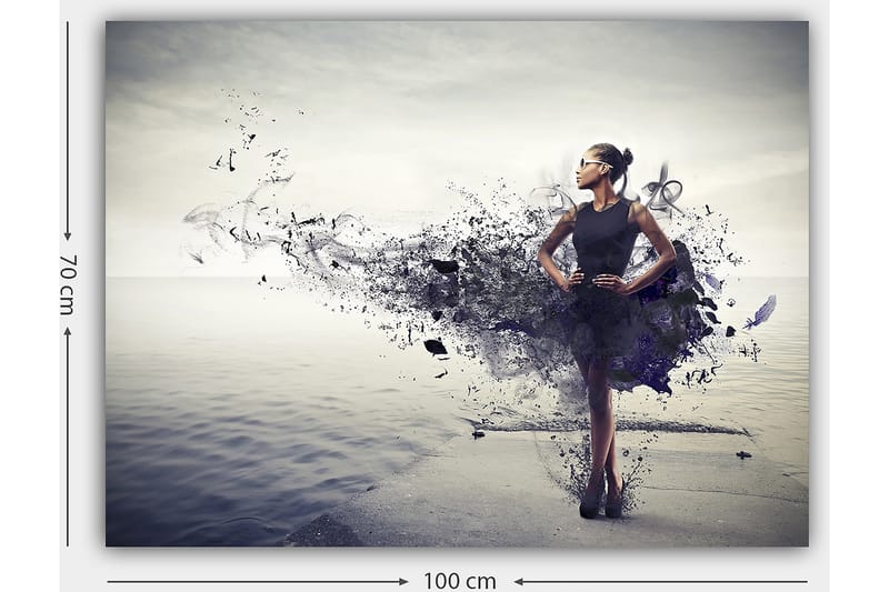 Lærred 70x100 cm - Elegant kvinde i sort kjole stående på en strand med en abstrakt, farverig baggrund - Sort / Lilla / Grå - Boligtilbehør - Billeder & kunst - Billeder på lærred