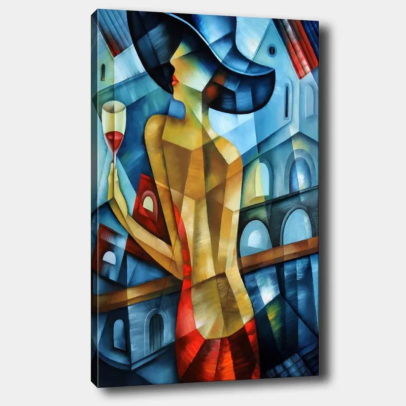 Lærred 70x100 cm - Elegant kvinde med et glas vin i hånden, iført en rød kjole og en stor hat, stående foran en stiliseret bybaggrund - Blå / Rød / Beige - Boligtilbehør - Billeder & kunst - Billeder på lærred