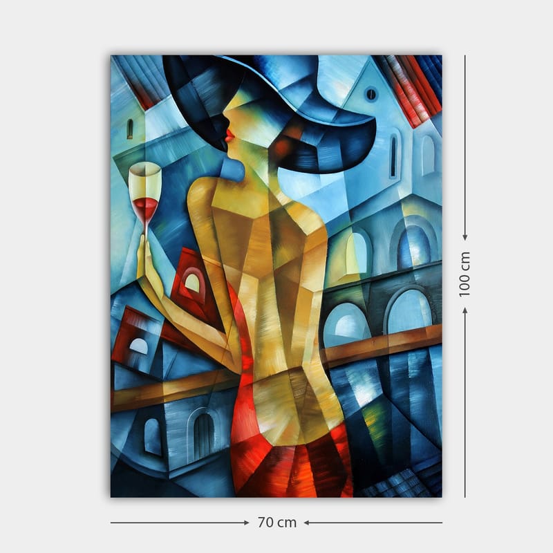 Lærred 70x100 cm - Elegant kvinde med et glas vin i hånden, iført en rød kjole og en stor hat, stående foran en stiliseret bybaggrund - Blå / Rød / Beige - Boligtilbehør - Billeder & kunst - Billeder på lærred