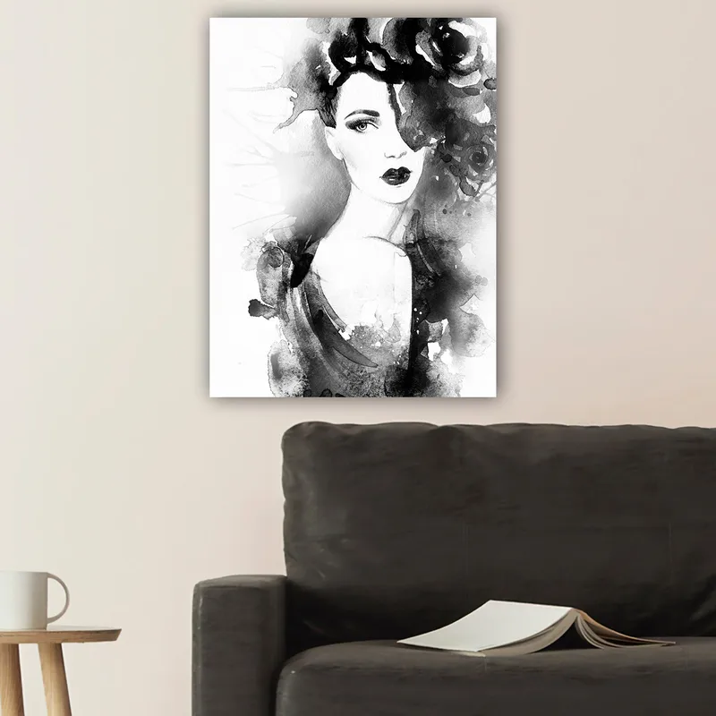 Lærred 70x100 cm - Elegant kvinde med mørkt hår og dramatisk makeup, omgivet af sorte blomster - Sort / Grå / Hvid - Boligtilbehør - Billeder & kunst - Billeder på lærred