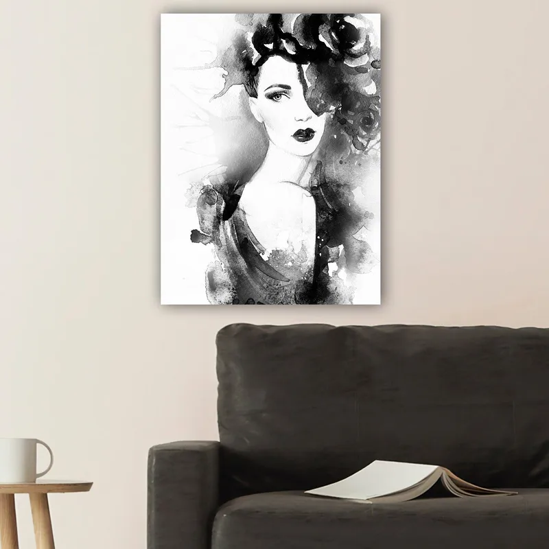 Lærred 70x100 cm - Elegant kvinde med mørkt hår og dramatisk makeup, omgivet af sorte blomster - Sort / Grå / Hvid - Boligtilbehør - Billeder & kunst - Billeder på lærred
