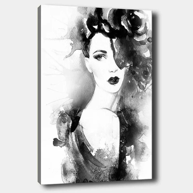 Lærred 70x100 cm - Elegant kvinde med mørkt hår og dramatisk makeup, omgivet af sorte blomster, Sort / Grå / Hvid