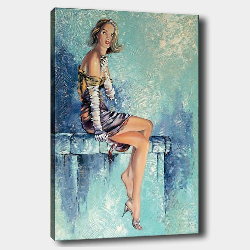 Lærred 70x100 cm - Elegant kvinde siddende på en bænk med en dramatisk positur, iført en stilfuld kjole, Blå / Beige / Sort
