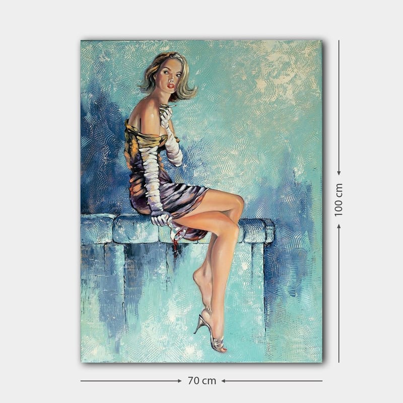 Lærred 70x100 cm - Elegant kvinde siddende på en bænk med en dramatisk positur, iført en stilfuld kjole - Blå / Beige / Sort - Boligtilbehør - Billeder & kunst - Billeder på lærred
