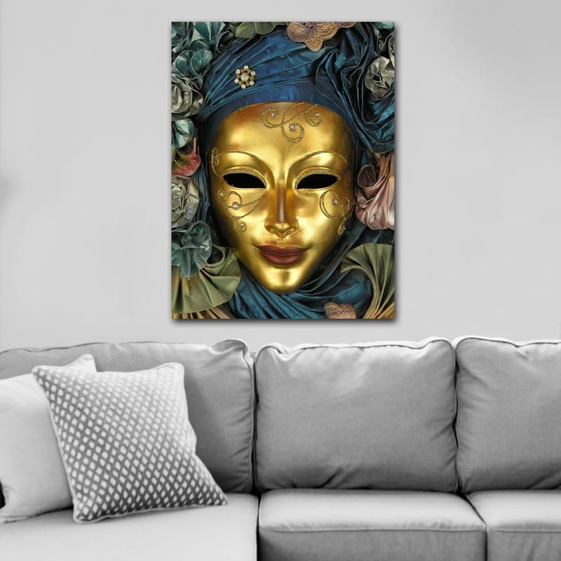 Lærred 70x100 cm - Elegant maske med gylden overflade og indviklede detaljer, omgivet af blå og grønne tekstiler - Guld / Blå / Grøn - Boligtilbehør - Billeder & kunst - Billeder på lærred