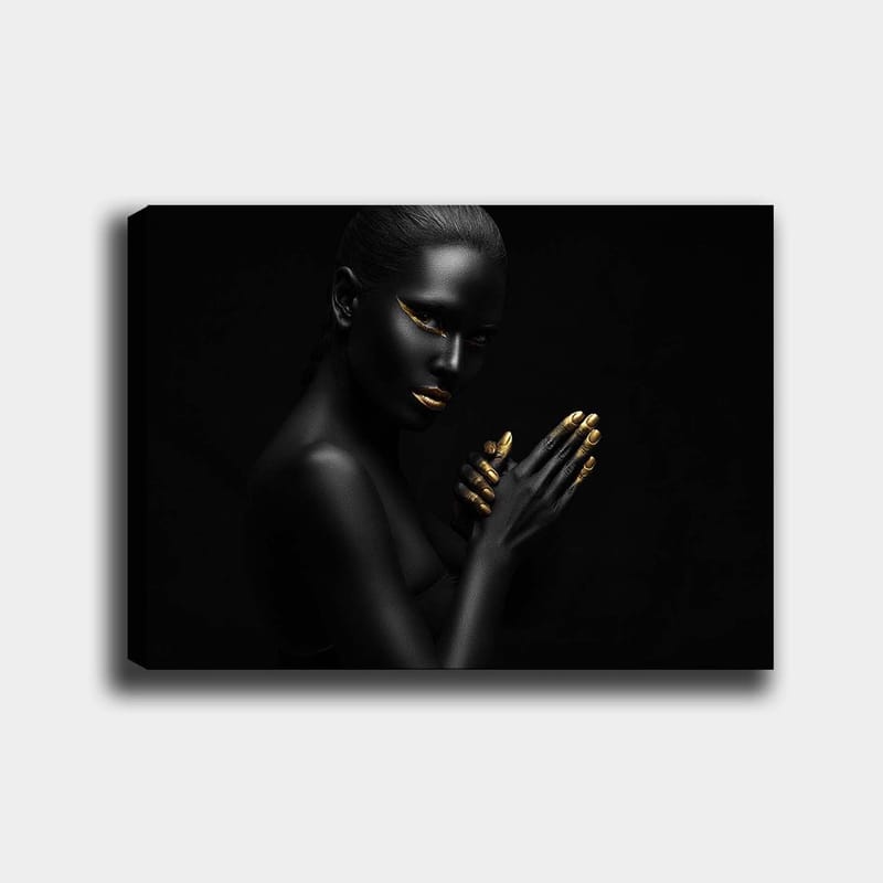 Lærred 70x100 cm - Elegant og mystisk kvinde med sort hud og gyldne detaljer på ansigt og hænder, Sort / Guld