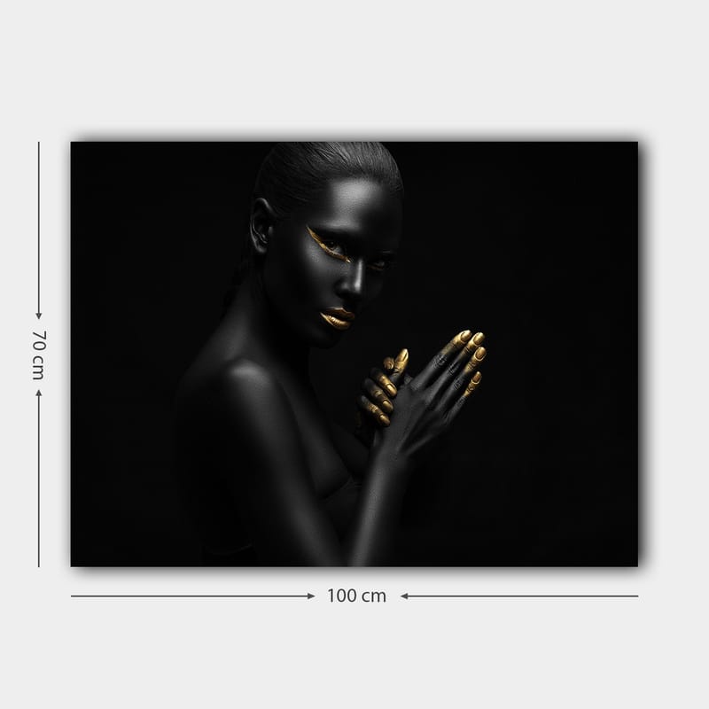 Lærred 70x100 cm - Elegant og mystisk kvinde med sort hud og gyldne detaljer på ansigt og hænder - Sort / Guld - Boligtilbehør - Billeder & kunst - Billeder på lærred