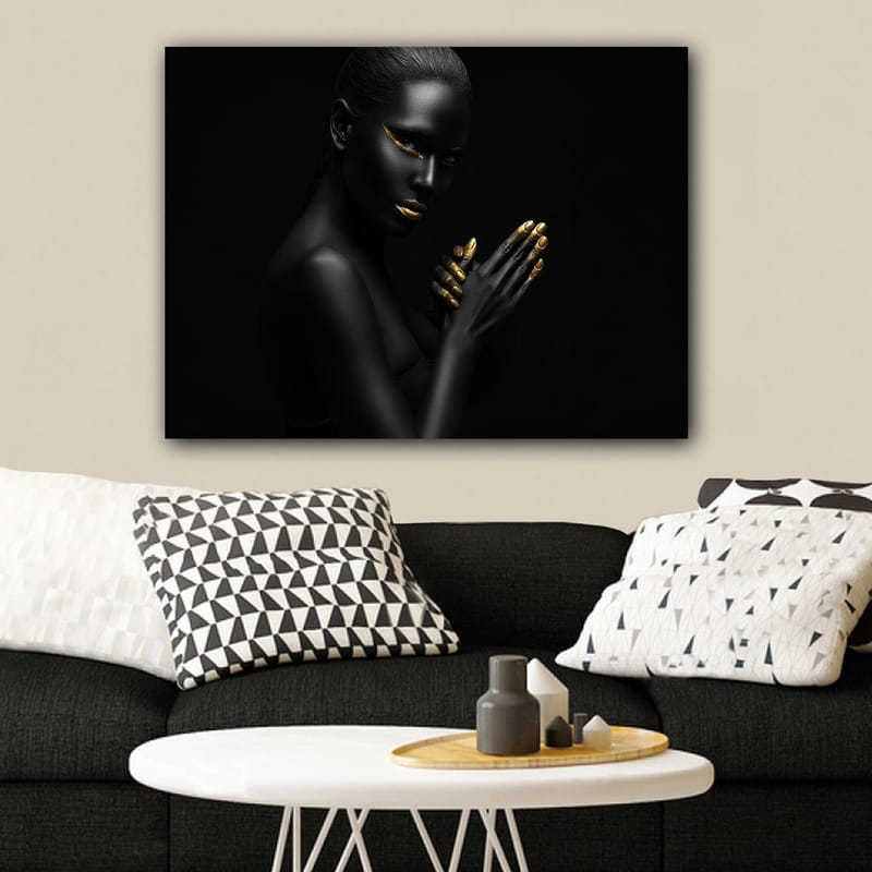Lærred 70x100 cm - Elegant og mystisk kvinde med sort hud og gyldne detaljer på ansigt og hænder - Sort / Guld - Boligtilbehør - Billeder & kunst - Billeder på lærred