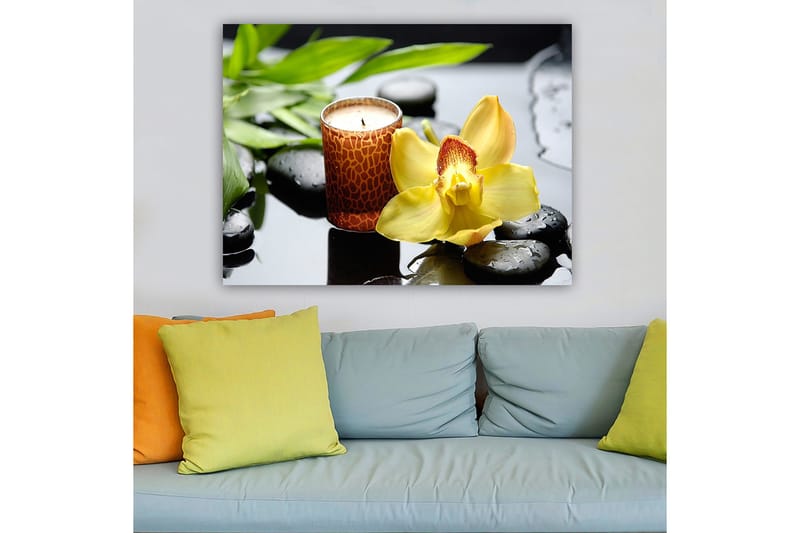 Lærred 70x100 cm - Elegant orkidéblomst i gul med duftlys og sorte sten i en harmonisk komposition - Gul / Sort / Grøn - Boligtilbehør - Billeder & kunst - Billeder på lærred