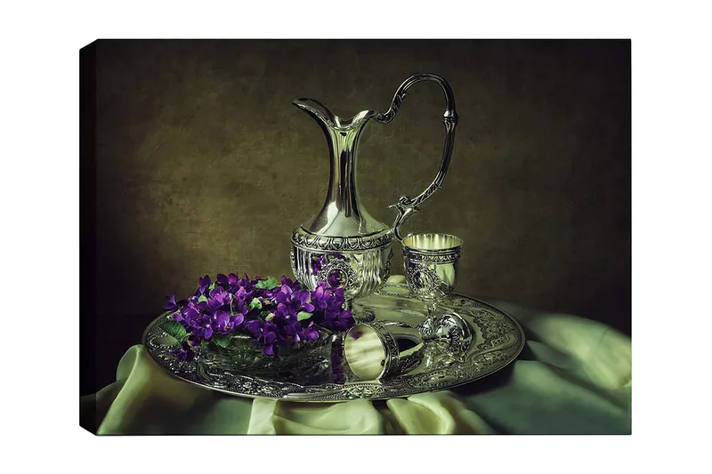 Lærred 70x100 cm - Elegant sølvkande med blomster på dekoreret bakke, Sølv / Lilla / Grøn