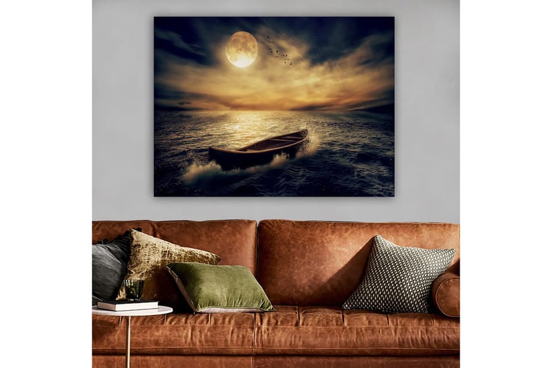 Lærred 70x100 cm - En ensom båd glider hen over en spejlblank sø under en stor, lysende måne - Mørkeblå / Gylden / Grå - Boligtilbehør - Billeder & kunst - Billeder på lærred