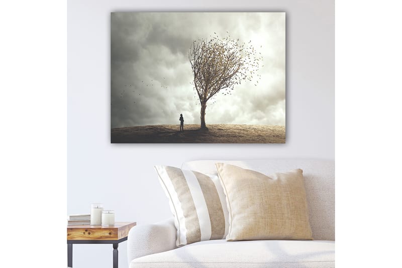 Lærred 70x100 cm - En ensom person står ved et træ, der mister sine blade i en dramatisk og overskyet himmel, Grå / Brun / Beige