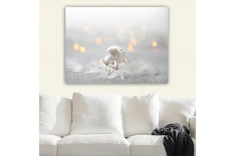 Lærred 70x100 cm - Engel hviler på en blød overflade, omgivet af lyse og drømmeagtige elementer, Hvid / Lysegrå