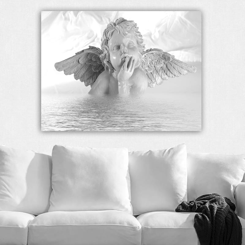 Lærred 70x100 cm - Engel med en eftertænksom positur delvist nedsænket i vand - Hvid / Lysegrå - Boligtilbehør - Billeder & kunst - Billeder på lærred