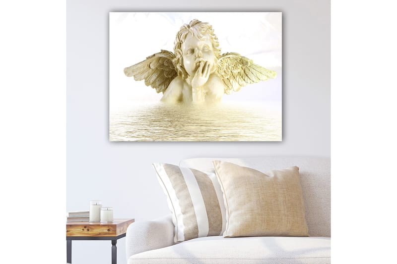 Lærred 70x100 cm - Engel med udstrakte vinger, der ser drømmende ud, delvist nedsænket i vand, Lys beige / Hvid