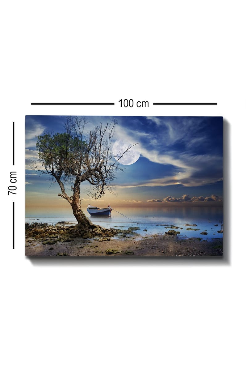 Lærred 70x100 cm - Ensom, død træstamme ved en stille vandoverflade med en båd i baggrunden under en stjerneklar himmel - Blå / Grøn / Beige - Boligtilbehør - Billeder & kunst - Billeder på lærred