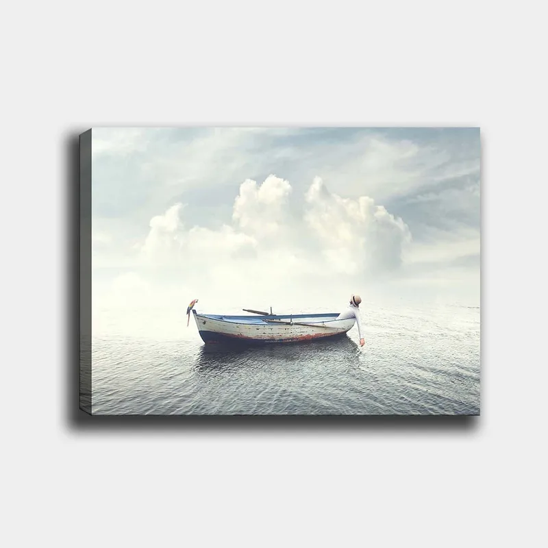 Lærred 70x100 cm - Ensom båd flyder på roligt vand under en lys himmel med skyer, Blå / Hvid / Grå