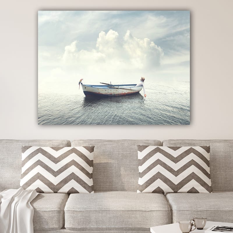 Lærred 70x100 cm - Ensom båd flyder på roligt vand under en lys himmel med skyer - Blå / Hvid / Grå - Boligtilbehør - Billeder & kunst - Billeder på lærred