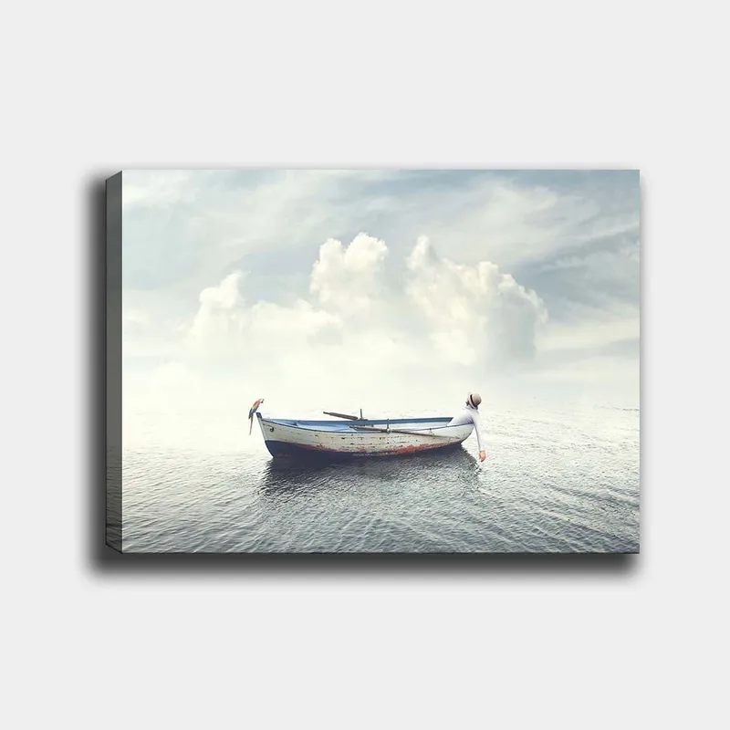 Lærred 70x100 cm - Ensom båd flyder på roligt vand under en lys himmel med skyer, Blå / Hvid / Grå