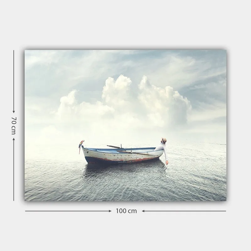Lærred 70x100 cm - Ensom båd flyder på roligt vand under en lys himmel med skyer - Blå / Hvid / Grå - Boligtilbehør - Billeder & kunst - Billeder på lærred