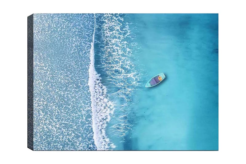 Lærred 70x100 cm - Ensom båd på et klart, turkisblåt hav med hvide bølger, der ruller ind mod kysten, Turkis / Hvid