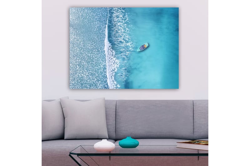 Lærred 70x100 cm - Ensom båd på et klart, turkisblåt hav med hvide bølger, der ruller ind mod kysten - Turkis / Hvid - Boligtilbehør - Billeder & kunst - Billeder på lærred