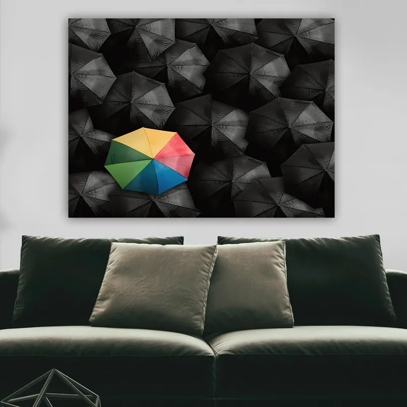 Lærred 70x100 cm - Ensom farverig paraply blandt et væld af sorte paraplyer - Sort / Gul / Rød - Boligtilbehør - Billeder & kunst - Billeder på lærred