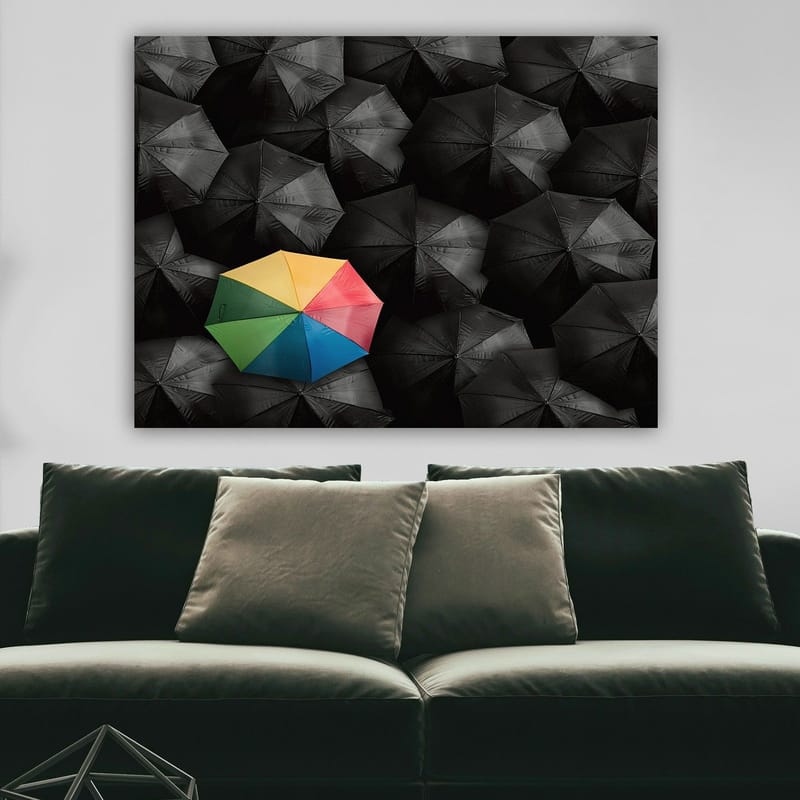Lærred 70x100 cm - Ensom farverig paraply blandt et væld af sorte paraplyer - Sort / Gul / Rød - Boligtilbehør - Billeder & kunst - Billeder på lærred