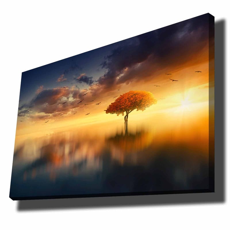 Lærred 70x100 cm - Et ensomt træ med en strålende orange krone i et drømmeagtigt landskab med solnedgang, Orange / Blå / Guld