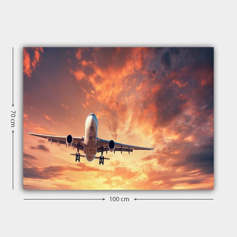 Lærred 70x100 cm - Et fly lander mod en dramatisk solnedgang med farverige skyer - Orange / Lilla / Blå - Boligtilbehør - Billeder & kunst - Billeder på lærred