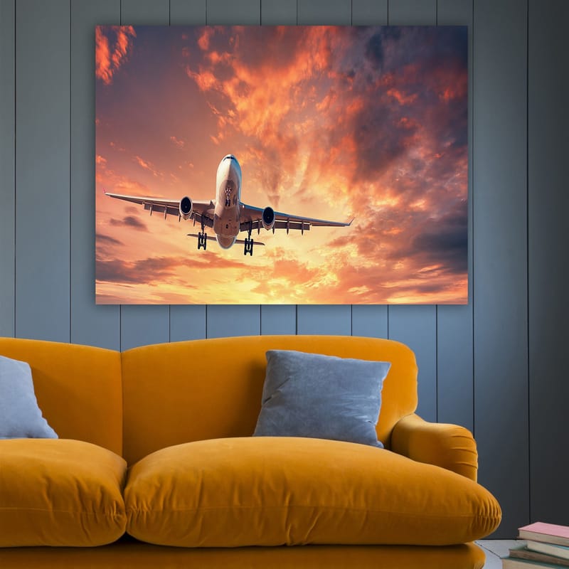 Lærred 70x100 cm - Et fly lander mod en dramatisk solnedgang med farverige skyer - Orange / Lilla / Blå - Boligtilbehør - Billeder & kunst - Billeder på lærred