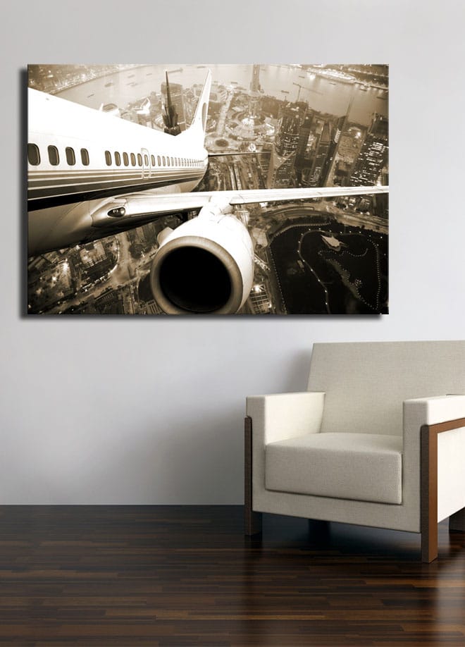 Lærred 70x100 cm - Et fly svæver over en by i tusmørke - Sort / Hvid / Grå - Boligtilbehør - Billeder & kunst - Billeder på lærred