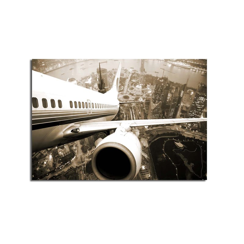 Lærred 70x100 cm - Et fly svæver over en by i tusmørke - Sort / Hvid / Grå - Boligtilbehør - Billeder & kunst - Billeder på lærred