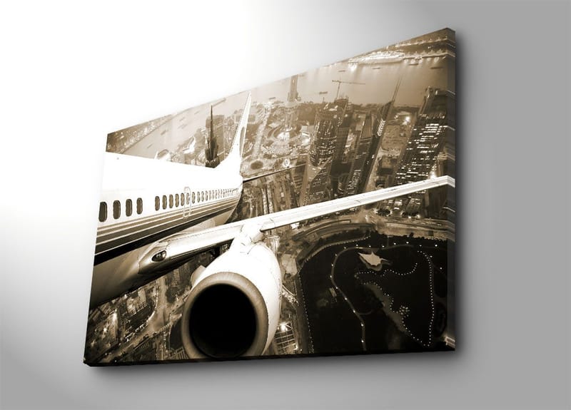 Lærred 70x100 cm - Et fly svæver over en by i tusmørke, Sort / Hvid / Grå