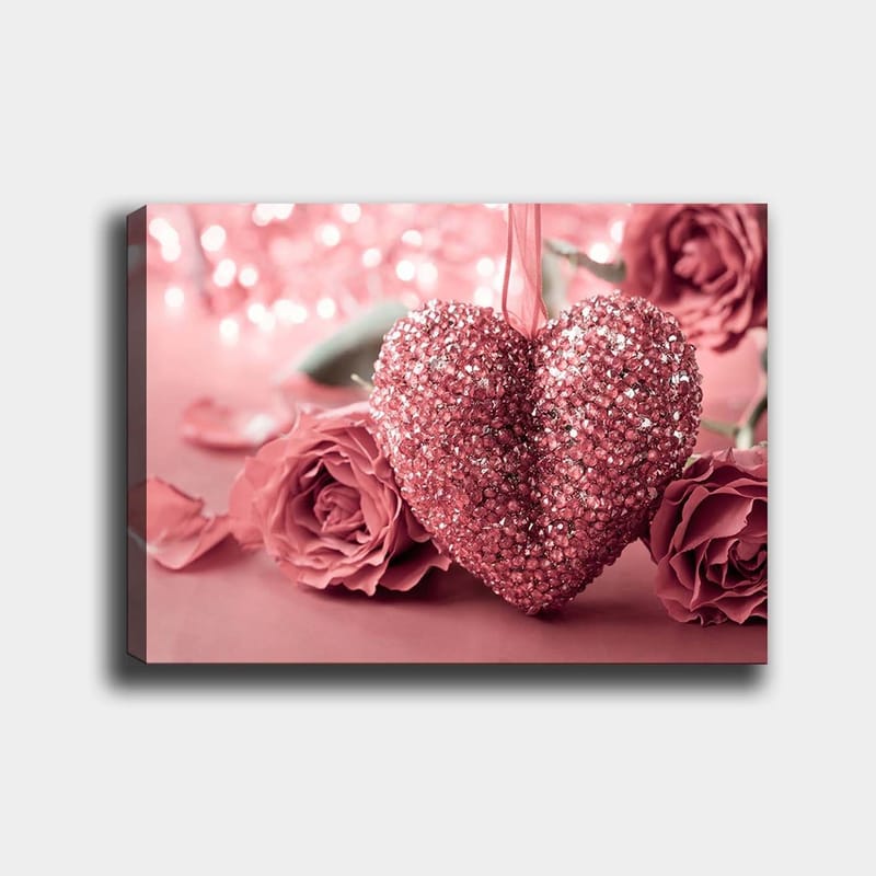 Lærred 70x100 cm - Et funklende hjerte omgivet af lyserøde roser, Lyserød / Mørkerød