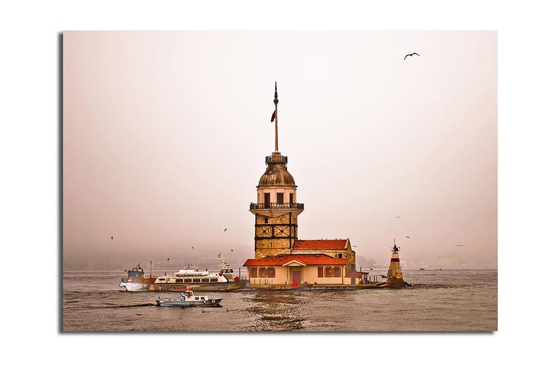 Lærred 70x100 cm - Et historisk fyrtårn, der rejser sig over vandet i en tåget atmosfære, Beige / Orange / Brun