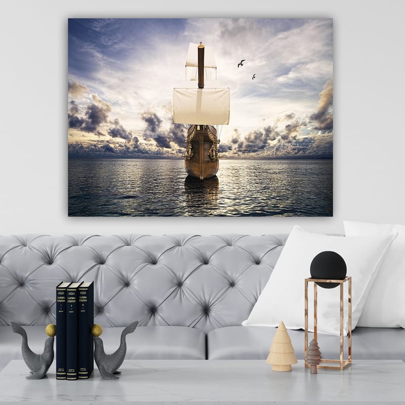 Lærred 70x100 cm - Et majestætisk sejlskib, der navigerer gennem roligt vand under en dramatisk himmel - Brun / Hvid / Blå - Boligtilbehør - Billeder & kunst - Billeder på lærred