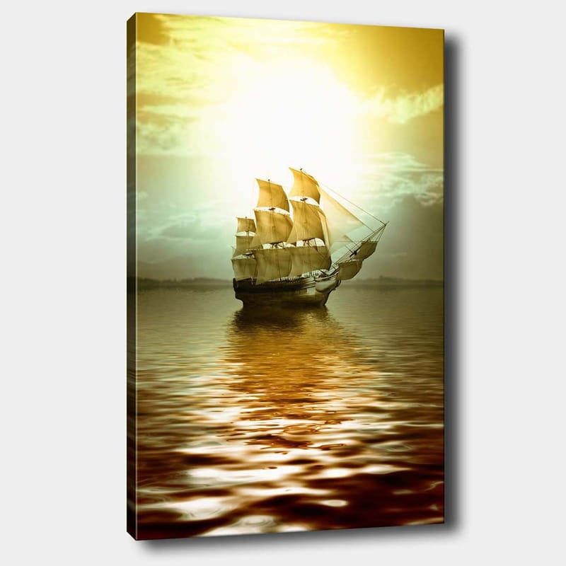 Lærred 70x100 cm - Et majestætisk sejlskib glider hen over en spejllignende overflade i et gyldent lys, Guld / Brun / Beige