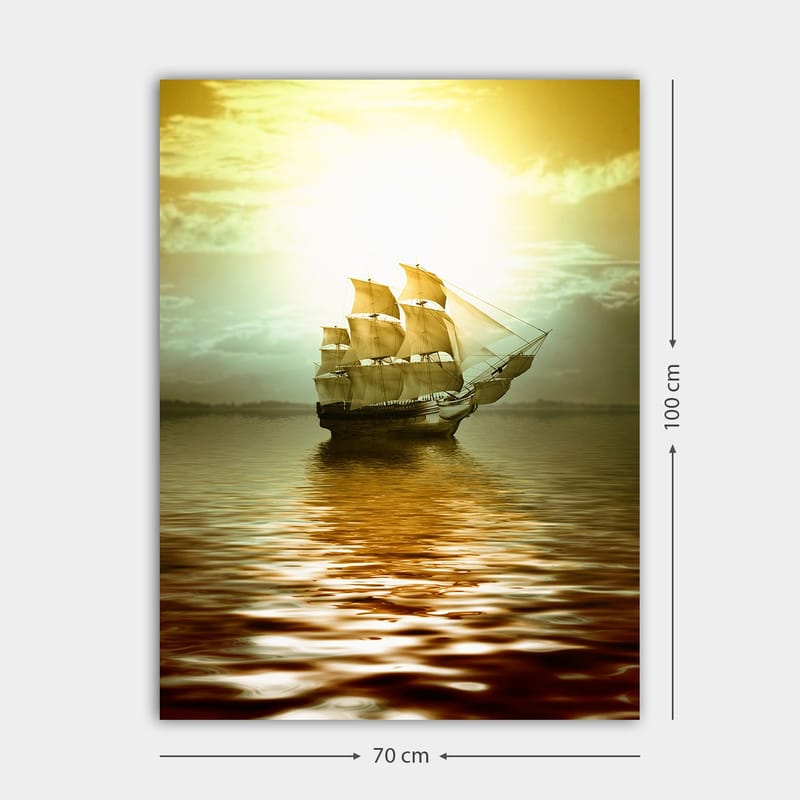 Lærred 70x100 cm - Et majestætisk sejlskib glider hen over en spejllignende overflade i et gyldent lys - Guld / Brun / Beige - Boligtilbehør - Billeder & kunst - Billeder på lærred
