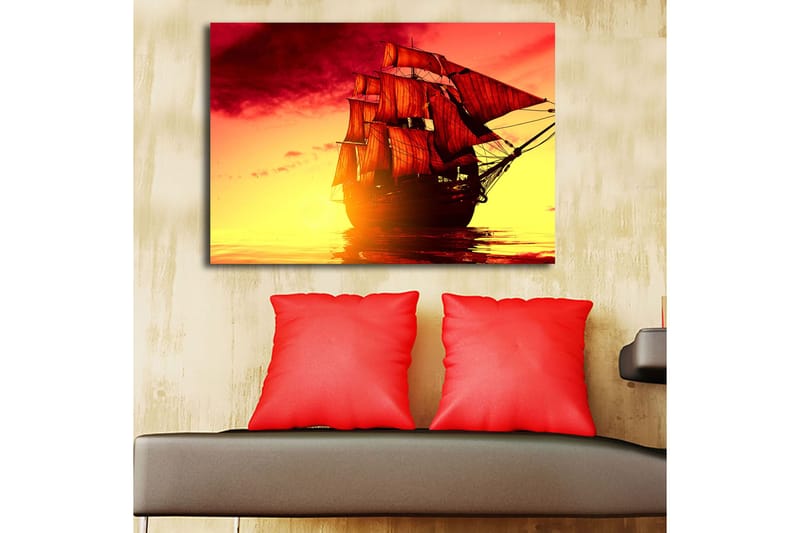 Lærred 70x100 cm - Et majestætisk sejlskib med røde sejl, der navigerer gennem en gylden solnedgang - Rød / Orange / Gul - Boligtilbehør - Billeder & kunst - Billeder på lærred