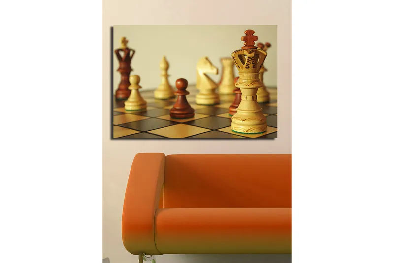 Lærred 70x100 cm - Et skakbræt med træbrikker i fokus, hvor dronningen står prominent - Lysebrun / Mørkebrun / Beige - Boligtilbehør - Billeder & kunst - Billeder på lærred