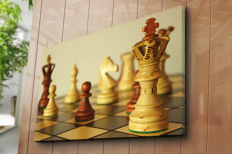 Lærred 70x100 cm - Et skakbræt med træbrikker i fokus, hvor dronningen står prominent - Lysebrun / Mørkebrun / Beige - Boligtilbehør - Billeder & kunst - Billeder på lærred