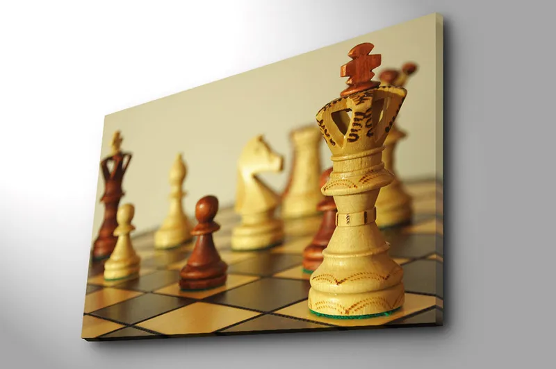 Lærred 70x100 cm - Et skakbræt med træbrikker i fokus, hvor dronningen står prominent - Lysebrun / Mørkebrun / Beige - Boligtilbehør - Billeder & kunst - Billeder på lærred