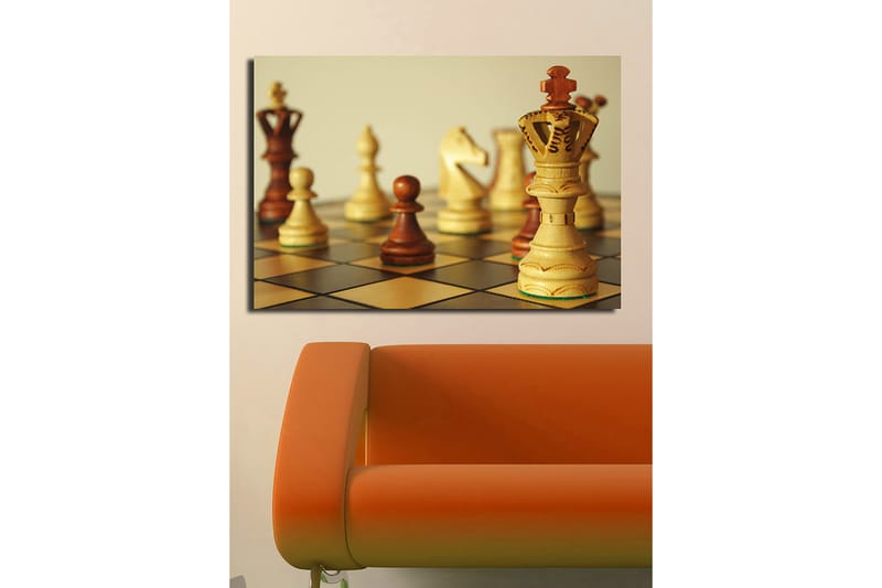 Lærred 70x100 cm - Et skakbræt med træbrikker i fokus, hvor dronningen står prominent - Lysebrun / Mørkebrun / Beige - Boligtilbehør - Billeder & kunst - Billeder på lærred