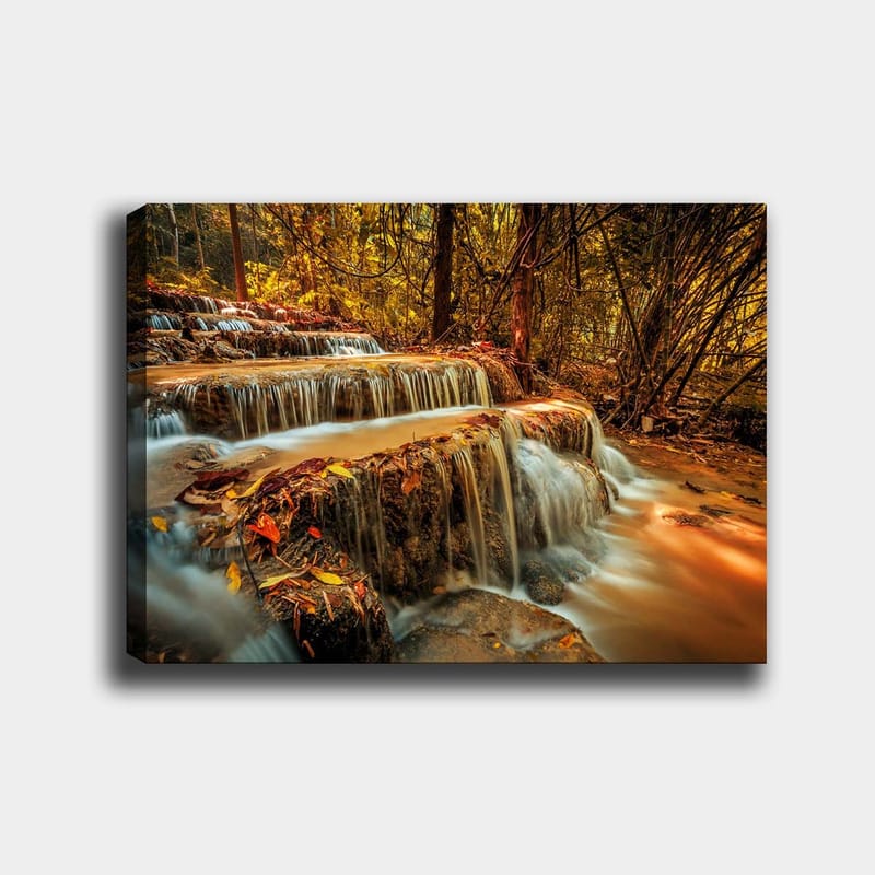 Lærred 70x100 cm - Et smukt vandfald, der løber ned ad flere niveauer i en efterårsfarvet skov, Guld / Brun / Orange