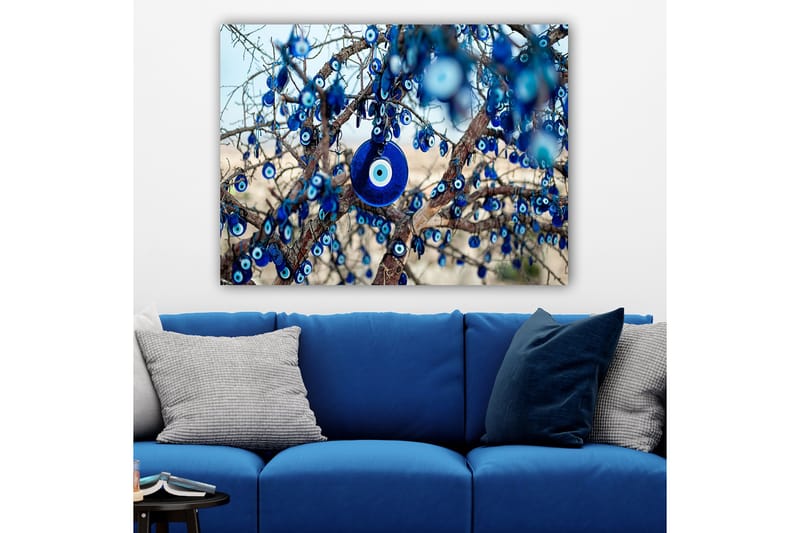 Lærred 70x100 cm - Et træ dekoreret med blå øje-amuletter, der symboliserer beskyttelse og held - Mørkeblå / Lyseblå / Hvid - Boligtilbehør - Billeder & kunst - Billeder på lærred